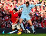 Tyske Dietmar Hamann, til højre, er på vej væk fra Manchester City. Til gengæld er Manchester United's Carlos Tevez, til venstre i billedet, måske på vej til City. Arkivfoto. 