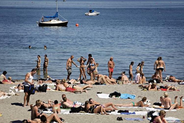 En kølig dukkert og en god bog er en af de bedste opskrifter på en afstressende ferie. 