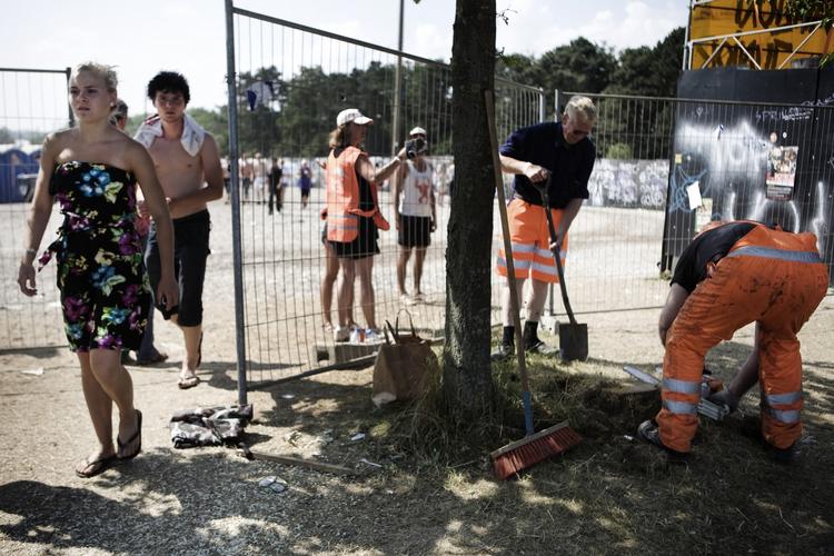 Portene gøres klar til det store rykind på Roskilde Festival i dag kl. 17. Lige nu må kun gæster med medarbejder- eller mediearmbånd gå ind på pladsen. 