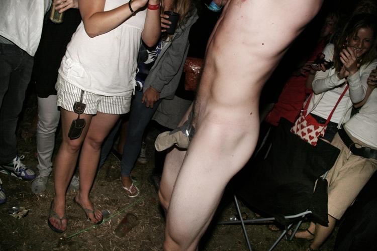 Tyve lag tøj blev revet af huden på to unge fyre i campingområdet torsdag. 