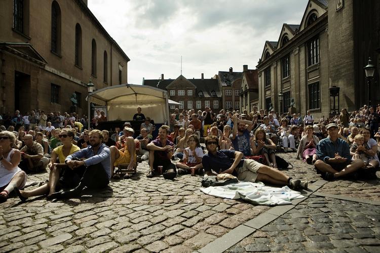 Her nyder folket open-air scenen på Frue Plads under sidste års Copenhagen Jazz Festival. 