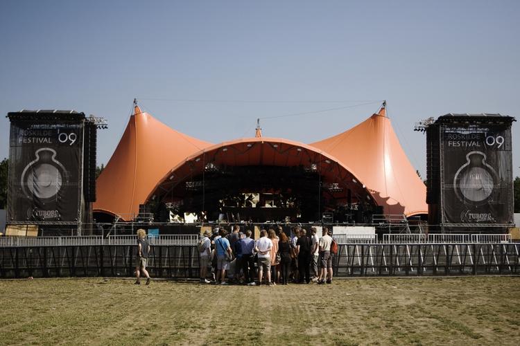 Orange Scene er klar til årets festival. I dag blev en gruppe lydeksperter vist rundt på scenen for at få viden - og idéer - til scenens lyd. 
