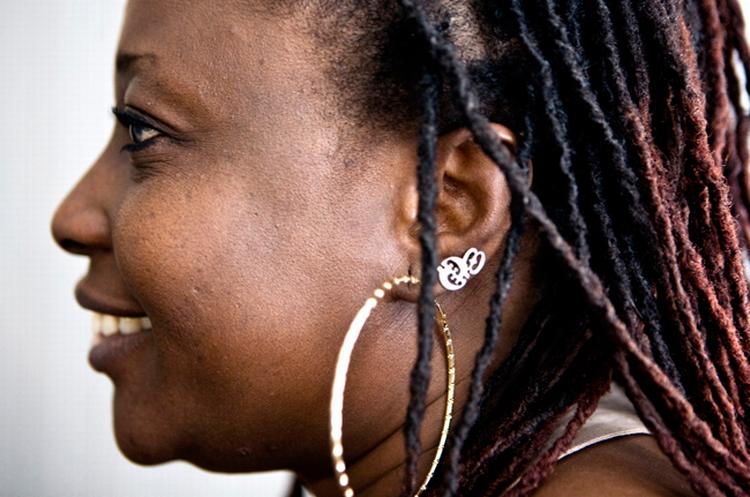 'Nogle gange synes jeg, at danske kvinder er lidt kedelige. Som for eksempel når jeg ser dem sidde i bussen med vådt hår. Sådan noget ville aldrig ske i Ghana' fortæller Kisu  som er indehaver af frisørsalonen Barikisu Hair i København. 
