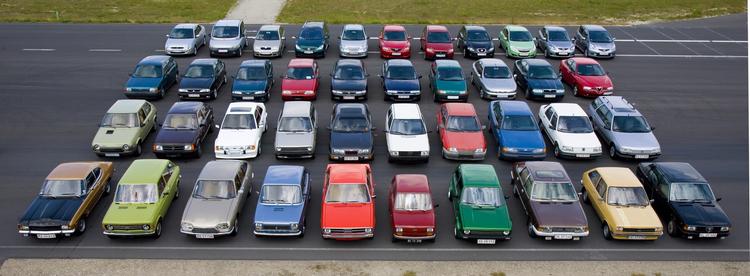40 års vinderbiler stillet op til parade - fra Ford Capri (nederst til venstre) til Honda Jazz (øverst til højre). Se alle bilerne enkeltvis i billedgallerierne på artiklen herunder. Foto: Karsten Lemche/FDM 