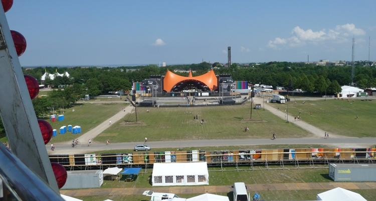 Så får du ikke bedre udsyn til Orange Scene. Det er udsigten fra Roskilde Festivals nye pariserhjul, Det Grønne Hjul. 