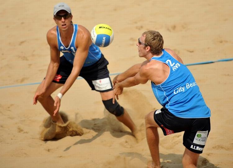 Bo Søderberg (tv.) og Anders Hoyer spiller 16.-delsfinale i morgen. Arkivfoto: FIVB 