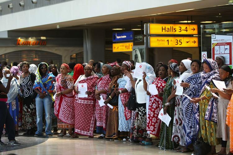 Kvinder fra øgruppen Comorerne demonstrerer foran Yemenia Airways stand i Marseilles lufthavn i dag. 