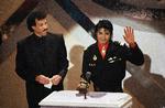 Michael Jackson i selskab med Lionel Richie, da de modtog en Grammy for årets bedste sang 'We Are the World' i 1986. 