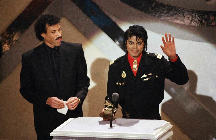 Michael Jackson i selskab med Lionel Richie, da de modtog en Grammy for årets bedste sang 'We Are the World' i 1986. 