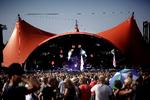 Go’ plads. Da svenske Petter gik på scenen og dermed erklærede årets festival for åben, var færre end 10.000 forsamlet foran Orange Scene. 
