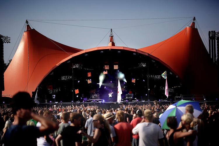 Go’ plads. Da svenske Petter gik på scenen og dermed erklærede årets festival for åben, var færre end 10.000 forsamlet foran Orange Scene. 