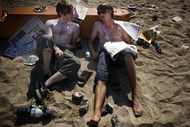 Steffen Poulsen og Claus Tue Madsen nyder solen på Roskilde Festival, og det kan de blive ved med de kommende dage. 