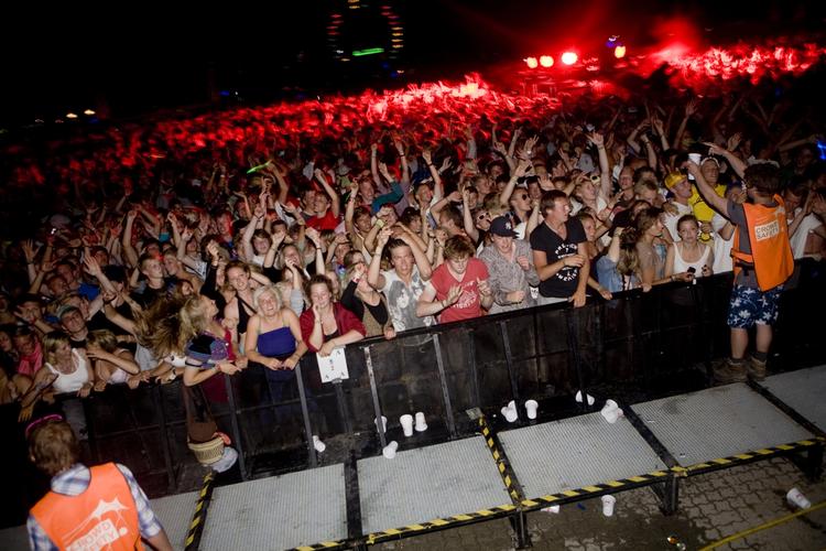 Gæsterne på Roskilde Festival fester løs, men de skal holde øje med deres drikkevarer, advarer politiet efter anmeldelse af drugrape. 