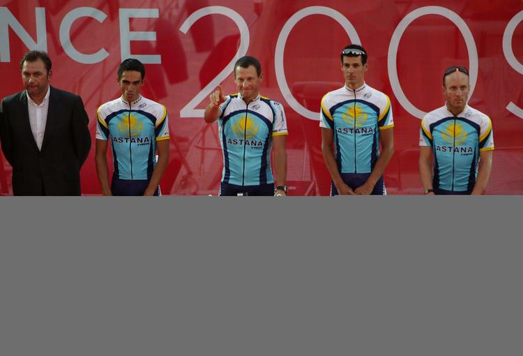 Sportsdirektør Johan Bruyneel præsenterede Astanaholdet, der tæller bl.a. fra venstre Alberto Contador, Lance Armstrong, Andreas Klöden og Levi Leipheimer. 