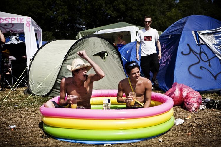 Solen bager ned over Roskilde Festival. 