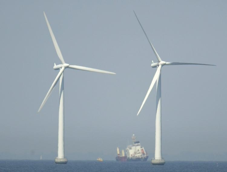 Det maltesiske 'Kapitan Lus' ligger med slagside i Øresund. 