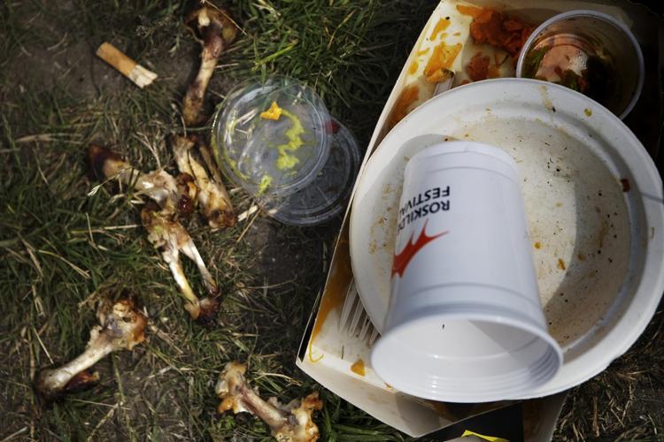 Det flyder med skrald på Roskilde Festival, hvor gæsterne har nydt det gode vejr i stedet for at tage hjem. 