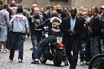 Hells Angels mener ikke, det er deres ansvar at forhandle fred med indvandrerbanderne. 'Sjakalerne', som rockerne kalder bandemedlemmerne, må lære at opføre sig ordentligt, mener rockerne. 