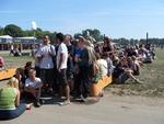 De to venner Felix Bache og Anton Møller (siddende forrest i sort og hvidt) sidder i den bagende sol for at komme først ind til Faith No Mores koncert på Roskilde Festival. 