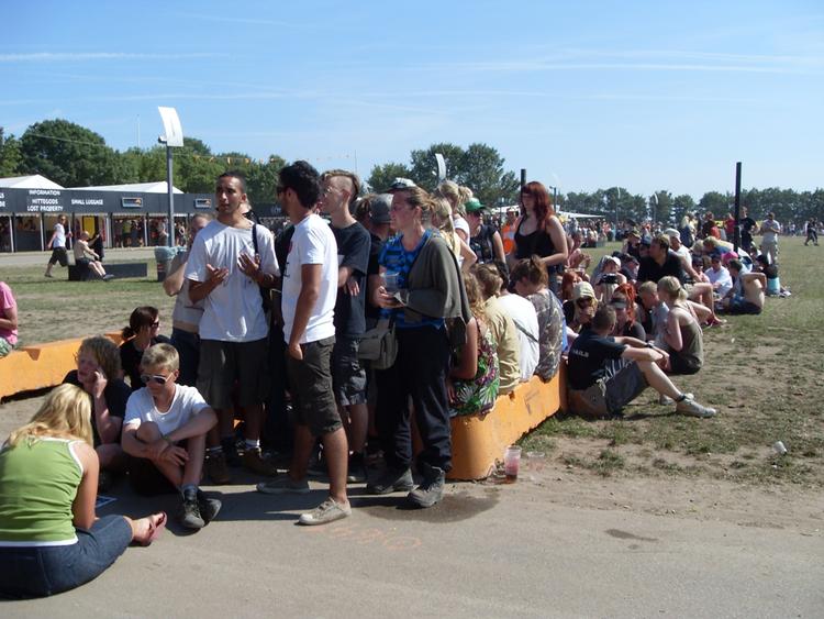 De to venner Felix Bache og Anton Møller (siddende forrest i sort og hvidt) sidder i den bagende sol for at komme først ind til Faith No Mores koncert på Roskilde Festival. 