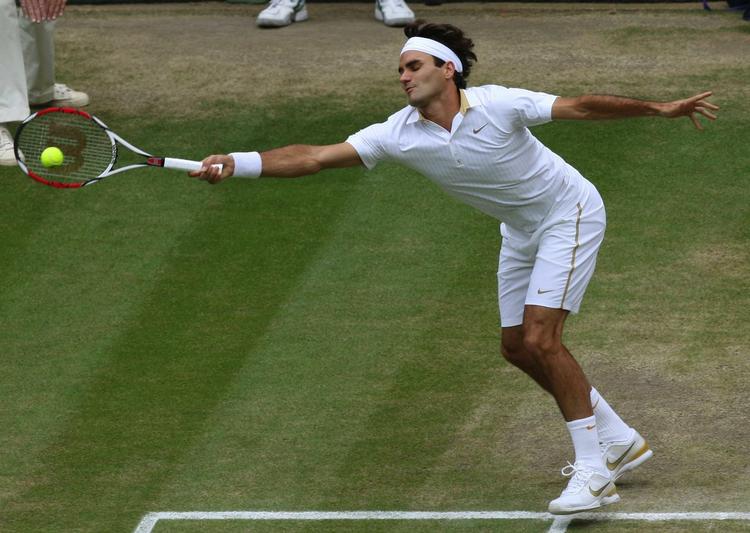Roger Federer afviste klart tyske Tommy Haas i semifinalen og kan søndag snuppe sin sjette Wimbledon-titel. 
