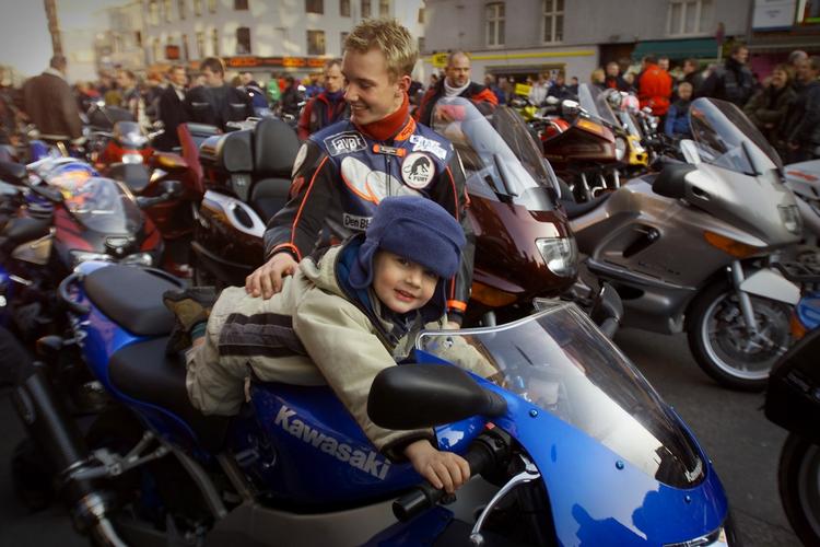 Børn over fem år kan nu komme med mor eller far, når de starter motorcyklen. 