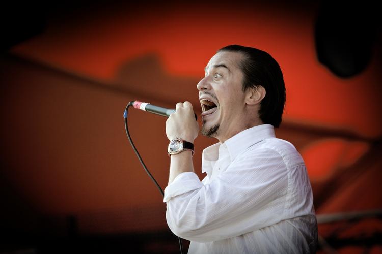 En afslappet og humoristisk Mike Patton svedte hurtigt igennem sin nysselige hvide skjorte og de laksefarvede bukser, men sang bedre end nogensinde og tog sig kærligt af sit publikum med jokes og svedige kommentarer. 
