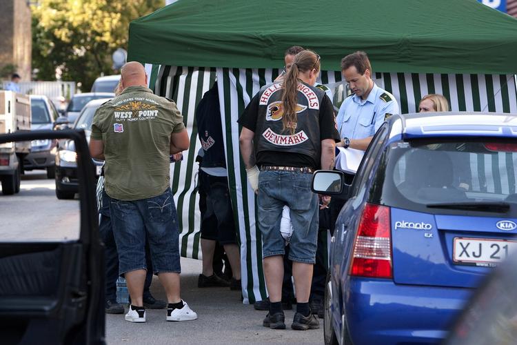 Politiet visiterede op mod 150 gæster på vej til sommerfest i rockerborgen på Svanevej i Københavns nordvest-kvarter. Politiet fandt dog ingen våben. 