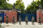 Iran sigter nu en af de anholdte britiske ambassadefolk for at »optræde mod national sikkerhed«. Her iransk politi foran den engelske ambassade i Teheran. Arkivfoto. 