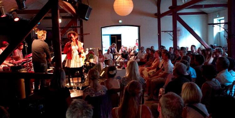 Brazilian Nights. Vanja Santos, Ben Besiakov og Christian Sievert serverede brasiliansk musik på Krudttøndens første festivalkoncert.  Foto: Lars Hansen 