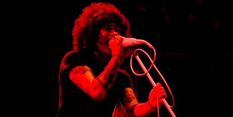 Den konstant dansende sanger Cedric Bixler-Zavala har ikke et roligt øjeblik i spidsen for Mars Volta. Men ind i mellem ville det være godt for musikken at geare lidt ned og trække vejret dybt, inden de næste virtuose udladninger fyres af. 