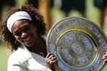 For tredje gang fik Serena Williams overrakt fadet som beviset for sejren i Wimbledonfinalen. 