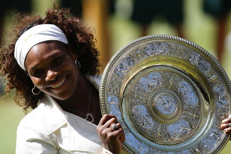 For tredje gang fik Serena Williams overrakt fadet som beviset for sejren i Wimbledonfinalen. 