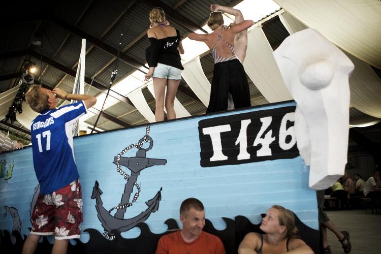 Glem fadøl. Snaps er det nye fede på Roskilde Festival. Baren Snappas sælger masser af den klare spiritus til festivalgæsterne. 