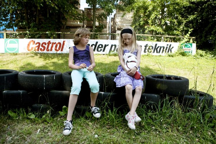 Mille (tv) og Cecilie hyggesnakker i klubben om kaninerne. De har lært hinanden meget bedre at kende i sommerferien, hvor der ikke er så mange børn i klubben. 