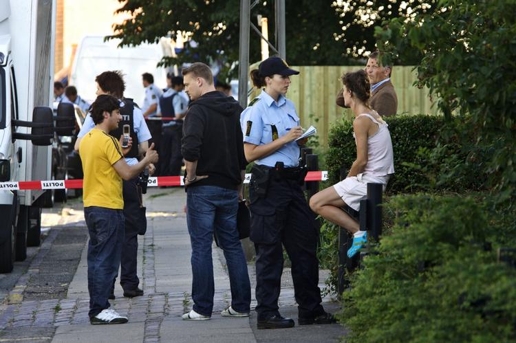 Politiet har afhørt flere vidner, der var ved gerningsstedet, da der blev åbnet ild. 