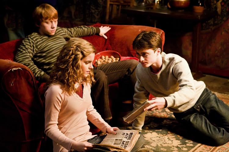 Rupert Grint, der her sidder i sofaen bag ved Emma Watson og Daniel Radcliffe er ramt af en mild form for sygdommen. 
