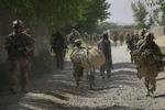 Amerikanske soldater passerer forbi en afghansk landsby i Helmand-provinsen under en storstilet aktion i området, som også de danske styrker deltager i. Foto: AP. 