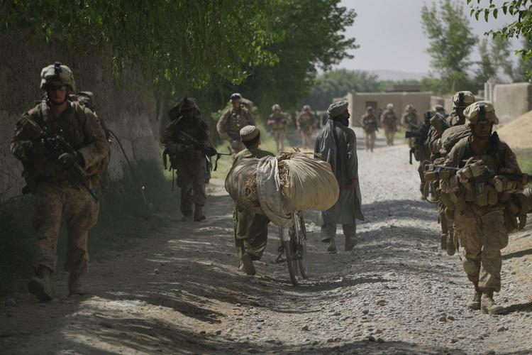 Amerikanske soldater passerer forbi en afghansk landsby i Helmand-provinsen under en storstilet aktion i området, som også de danske styrker deltager i. Foto: AP. 