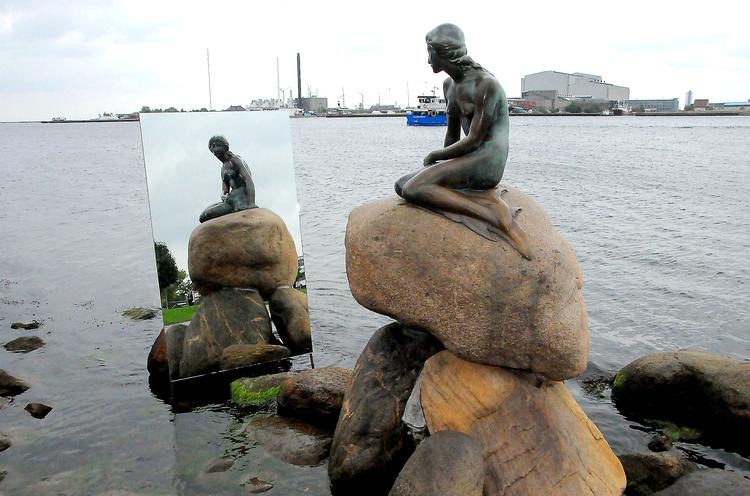 Kunstnerduoen Elmgreen &amp; Dragset skabte til U-Turn dette værk, hvor havfruen er grebet af selvforelskelse. Foto: Hasse Ferrold.  Copyright Elmgreen &amp; Dragset;  Edvard Eriksen/billedkunst.dk 
