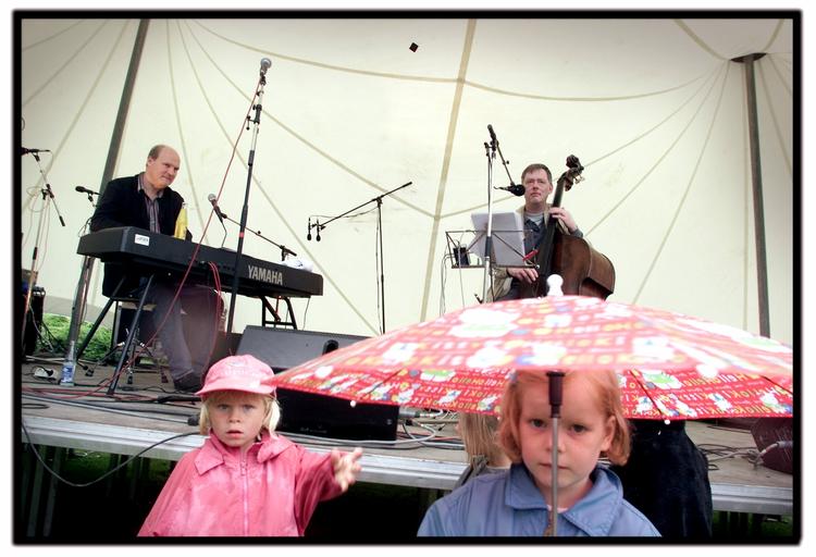 Som ugen skrider frem stiger risikoen for regn til årets jazzfestival. Som her til Børnejazz i Kongens Have tilbage i 2000. 