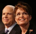 Sarah Palin har meldt sin afgang som guvernør for Alaska i utide. Her ses Sarah Palin med Senator John McCain, da han offentliggjorde valget af hende som sin vicepræsidentkandidat under det foregående præsidentvalg. Arkivfoto. 