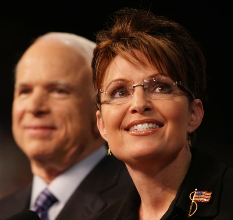 Sarah Palin har meldt sin afgang som guvernør for Alaska i utide. Her ses Sarah Palin med Senator John McCain, da han offentliggjorde valget af hende som sin vicepræsidentkandidat under det foregående præsidentvalg. Arkivfoto. 