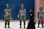 Iranske politibetjente står vagt foran den britiske ambassade i Iran under en anit-britisk demonstration i Teheran. 