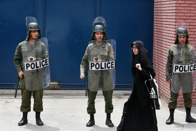 Iranske politibetjente står vagt foran den britiske ambassade i Iran under en anit-britisk demonstration i Teheran. 