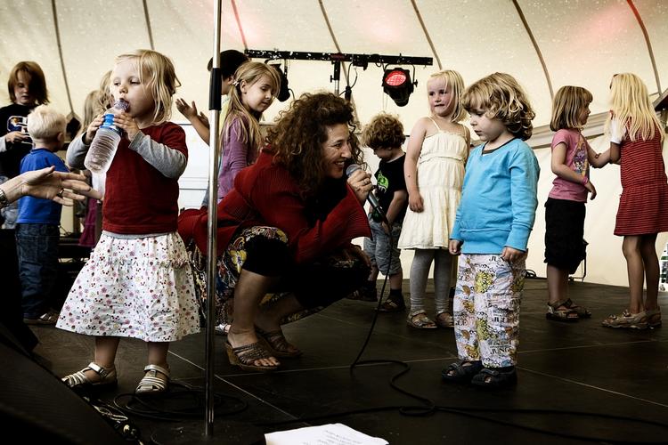 Sangerinden Channe Nussbaum underholder børn til børnejazz på Kulturhuset Islands Brygge i 2008. 