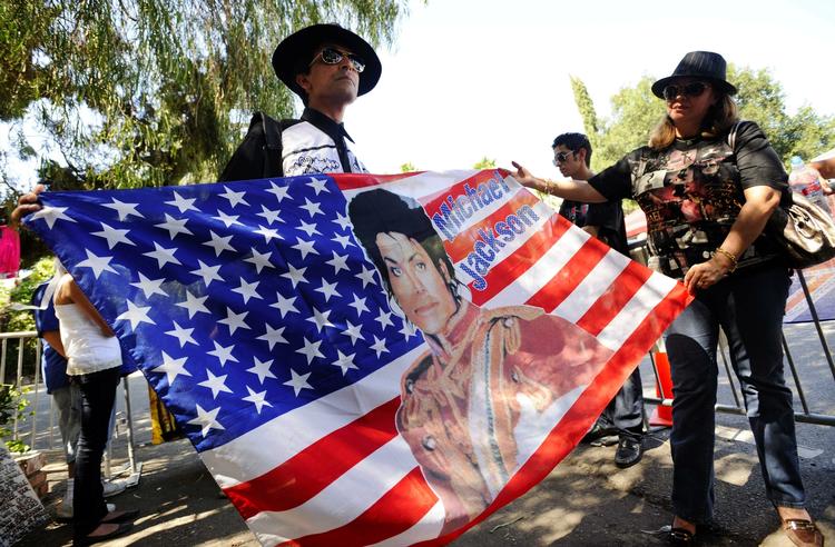 Fans hylder afdøde Michael Jackson udenfor familien Jacksons hjem i Encino, Los Angeles. 