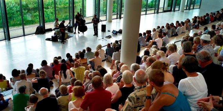 Højt til loftet. På Statens Museum for Kunst er vi meget langt fra det tilrøgede kælderlokale og den intime klubstemning. Men derfor kan musikken godt swinge. Foto: Lars Hansen 