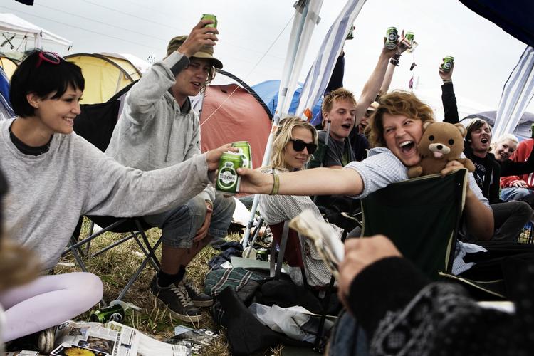 Katia Hoffmeyer (yderst til venstre) skåler med resten af lejren inden festivalens sidste nat. 