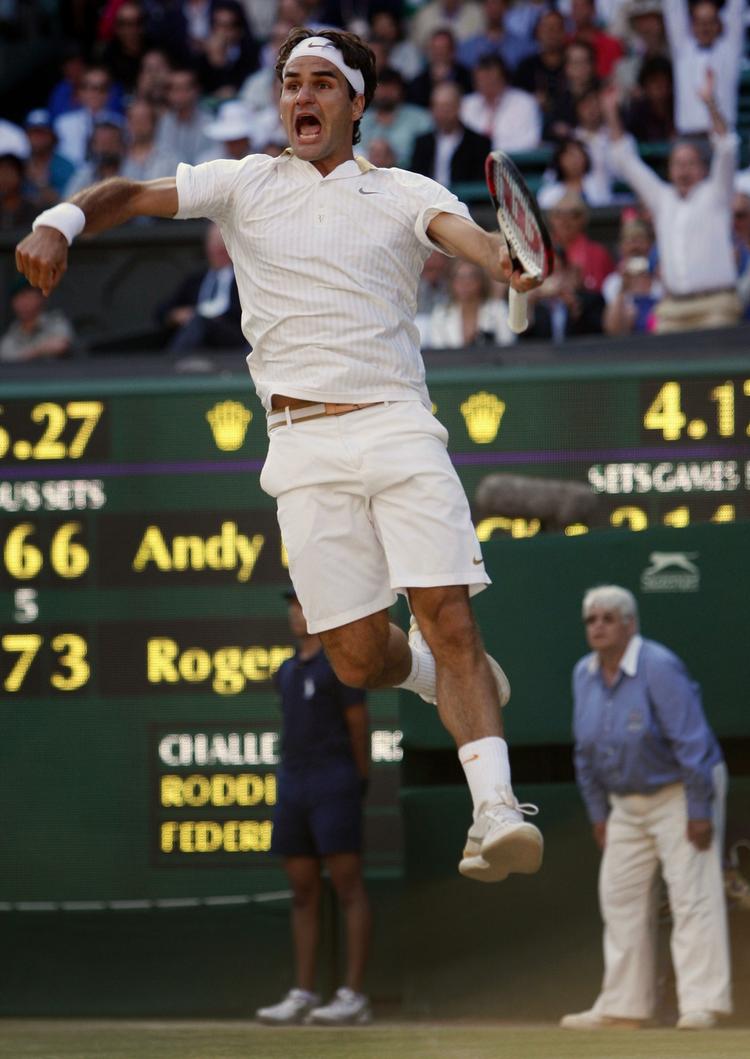 Roger Federer vandt sit sjette Wimbledon-trofæ, da han i en marathon-dyst slog Andy Roddick. 